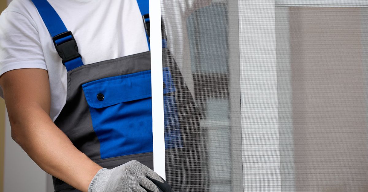 Installazione di zanzariera su infissi da parte di un tecnico professionista