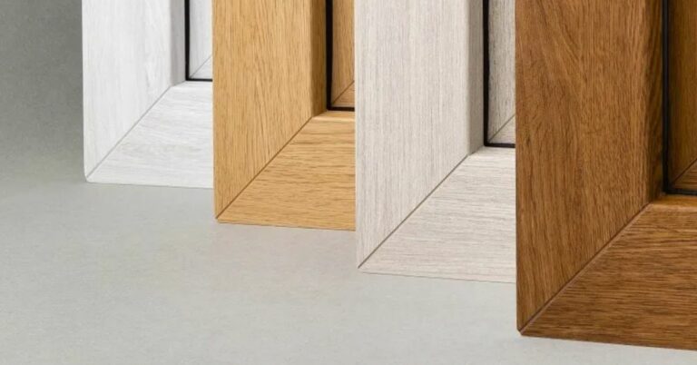 Dettagli di infissi in legno di varie tonalità