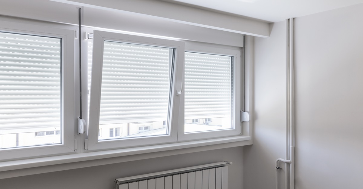 Tre finestre bianche con anta aperta, ideali per migliorare l'illuminazione naturale e l'isolamento termico in una casa moderna.